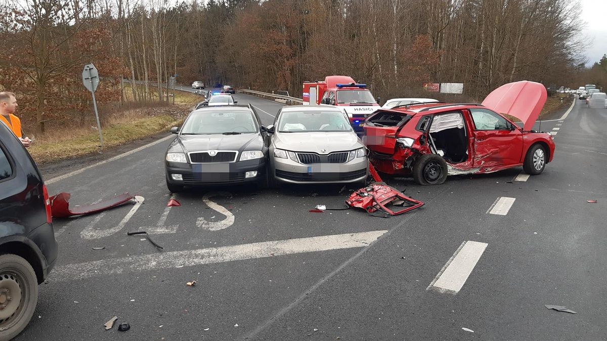 Pět zraněných po střetu čtyř aut na Rakovnicku